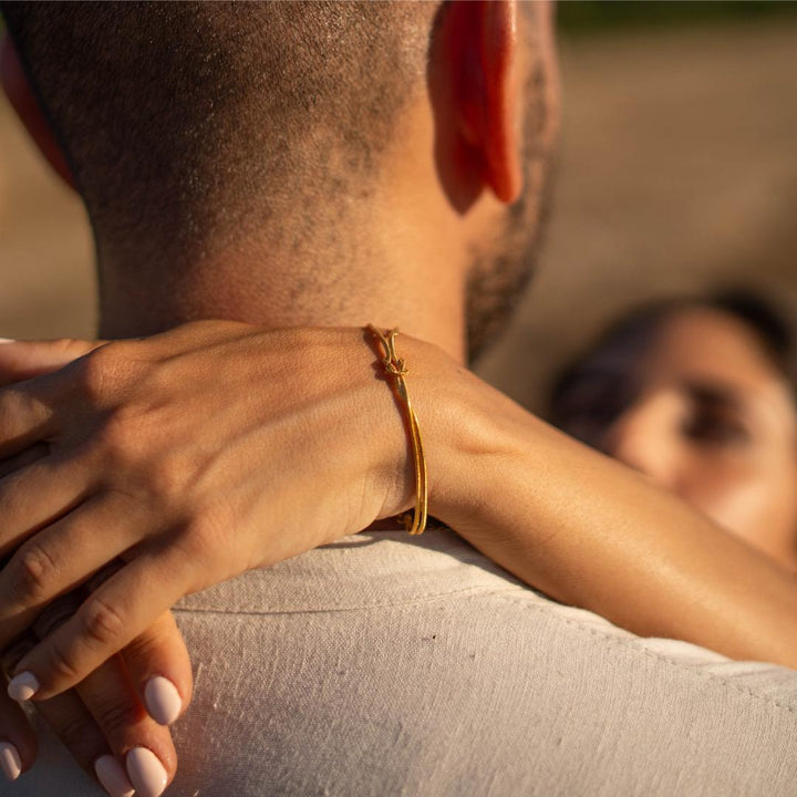 Bracciale Minimalista con Nodo d'Amore