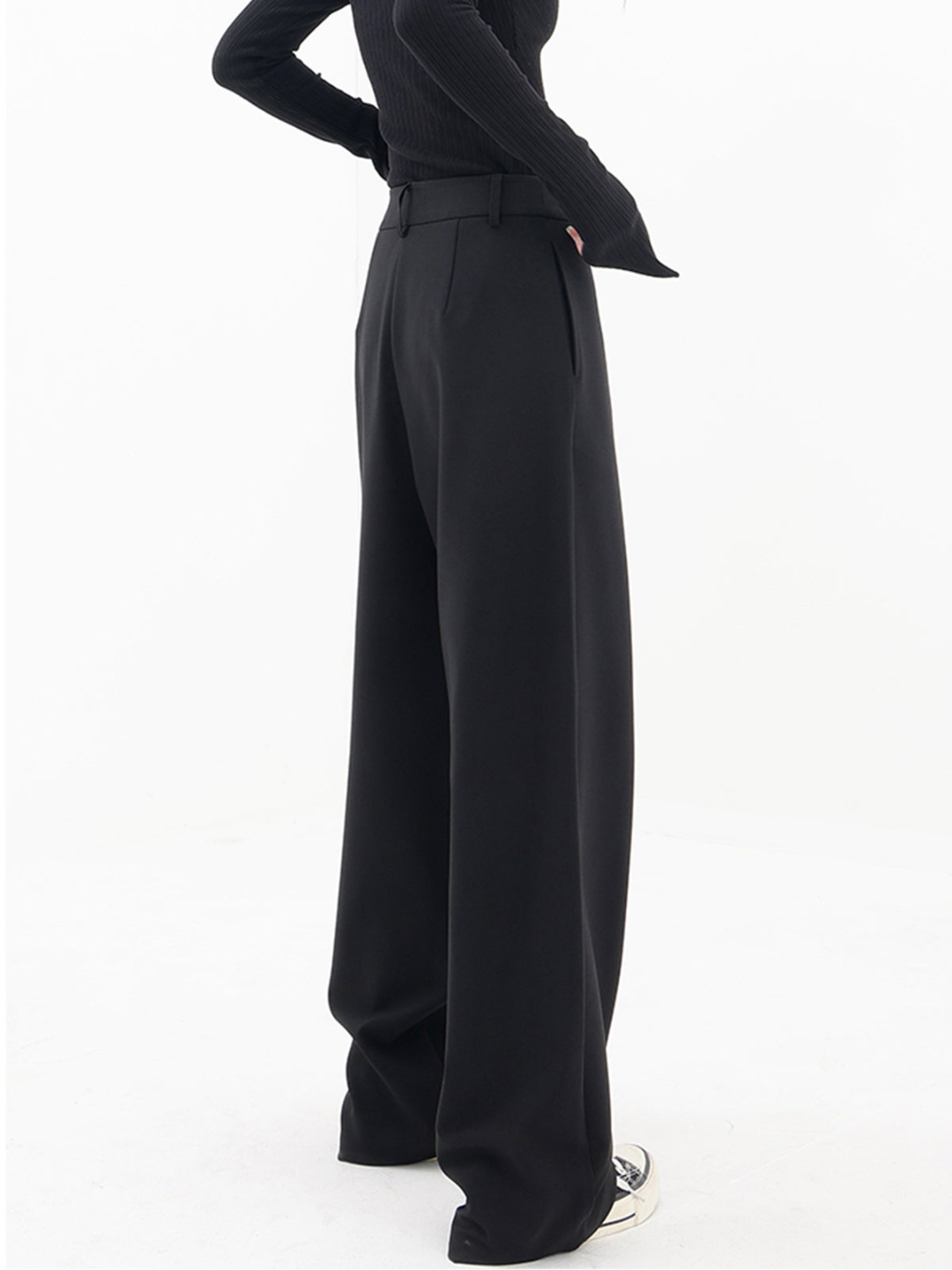Pantaloni asimmetrici alla moda